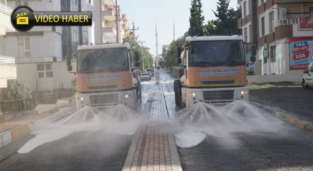 Haliliye'de caddeler köpüklü suyla yıkanıyor