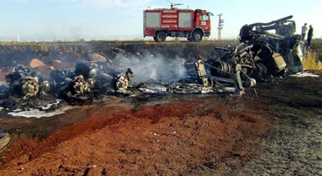 Siverek'te akaryakıt tankeri alev alev yandı