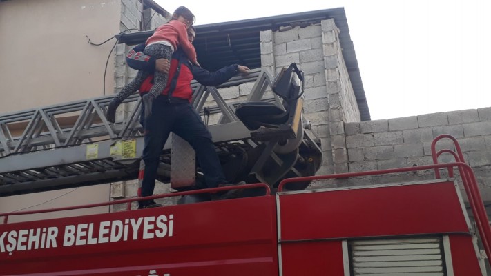 Evde mahsur kalan kız çocuğunu itfaiye kurtardı