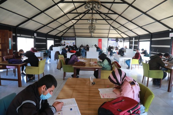 Eyyübiye’de gençlere ücretsiz deneme sınavı yapıldı