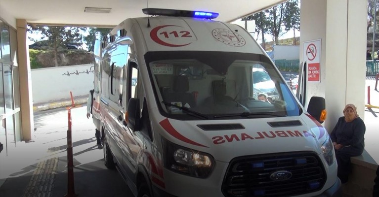 Şanlıurfa'da otomobil refüje çarptı: 2 yaralı