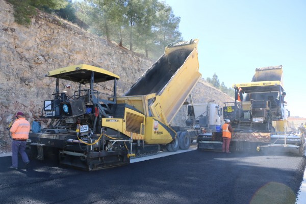Şanlıurfa’da yeni açılan yollar asfaltlanıyor
