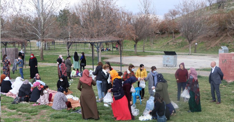 Kadınlar Günü'nde belediyede çalışan kadınlar piknik yaptı