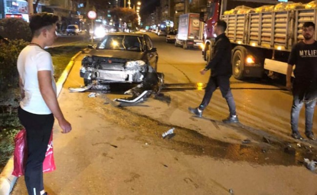 Karaköprü'de tır ile otomobil çarpıştı