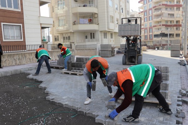 Karaköprü’de yeni açılan yollar kilitli parke taşıyla döşeniyor