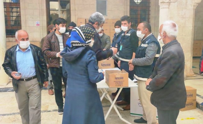 Şanlıurfa'da vatandaşlara hurma ikram edildi