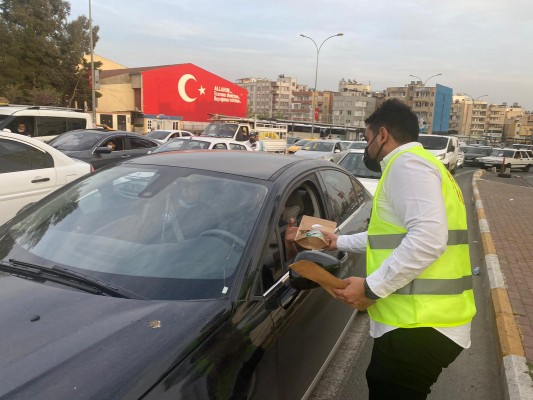 AK Partili gençlerden trafikte kalanlara iftar ikramı