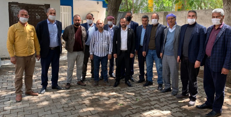 Akçakaleli muhtarlar, alkışlarla DEDAŞ’ı protesto etti