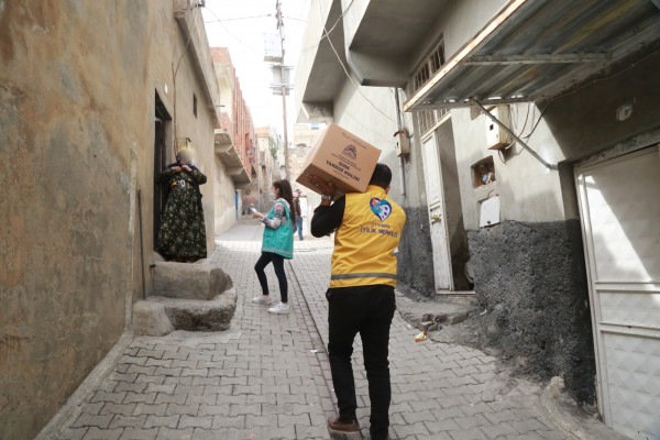Eyyübiye’de muhtaç ailelere yardım sürüyor