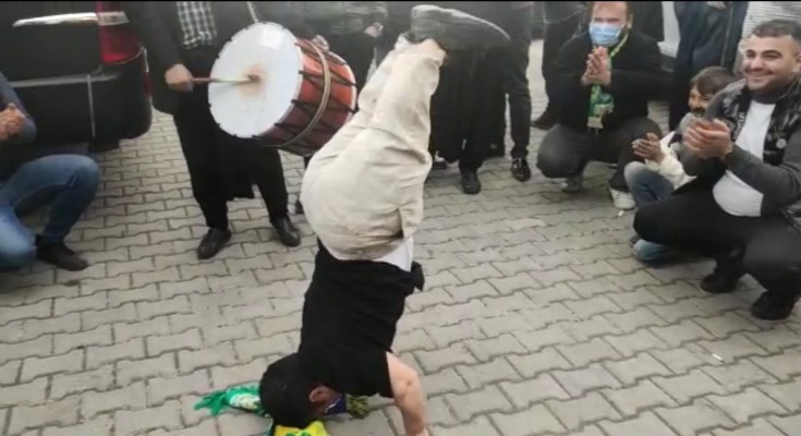Galibiyet sevincini amuda kalkarak kutladı