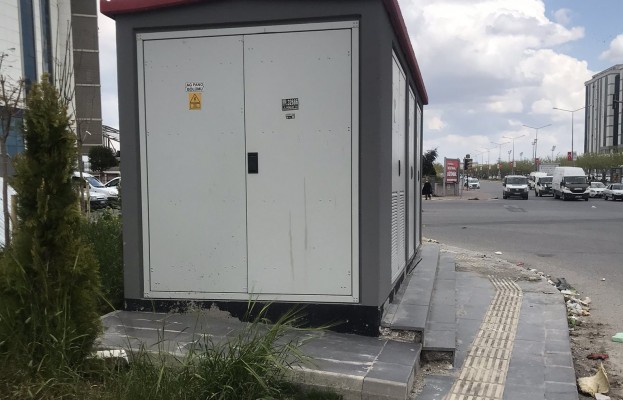 Kaldırıma konulan trafo tepkiye neden oldu