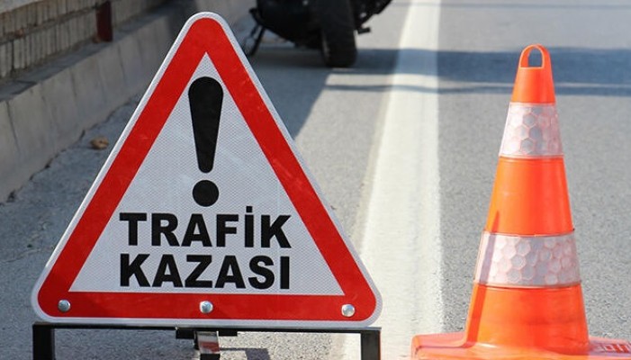 Motosiklet kamyona çarptı