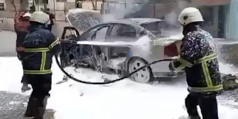 Seyir halindeki otomobilde yangın çıktı