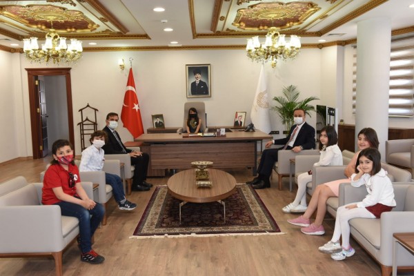 Vali Erin, makamını çocuklara devretti