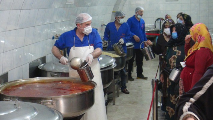 İhtiyaç sahibi ailelere sıcak yemek hizmetini sürdürüyorlar