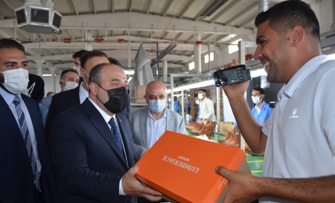 Bakan Varank’tan gazeteciye hediye