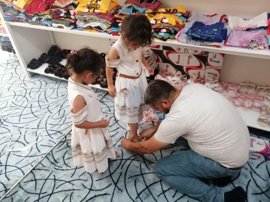 ihtiyaç sahibi ailelere destek sağlıyorlar