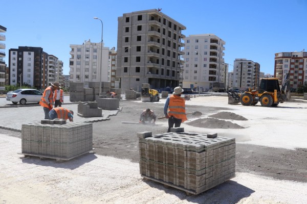 Karaköprü’de yollar kilitli parkeyle döşeniyor