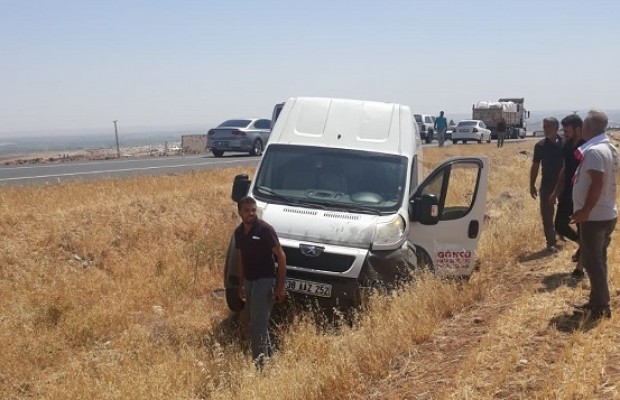 Suruç yolunda minibüs tarlaya uçtu