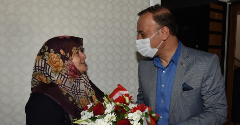 Urfa Valisi'nden Babalar Günü'nde anlamlı ziyaret