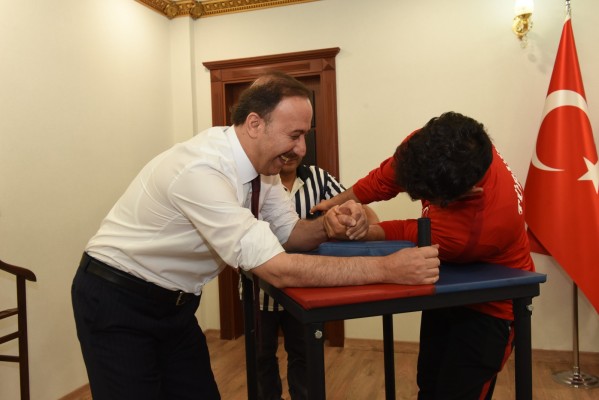 Vali Erin, şampiyon sporcuyla bilek güreşi yaptı