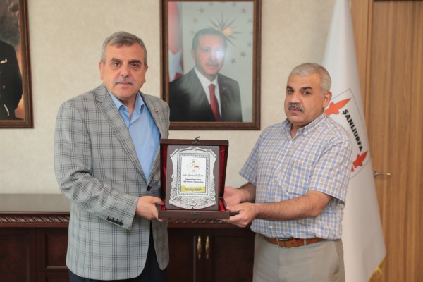 Beyazgül’den emekliye ayrılan Esen’e teşekkür plaketi