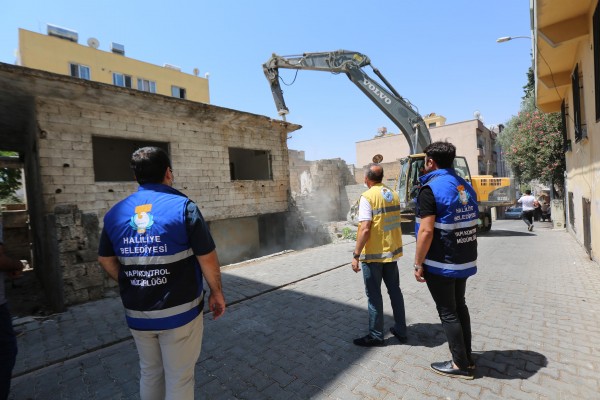 Haliliye'de riskli binalar yıkılıyor