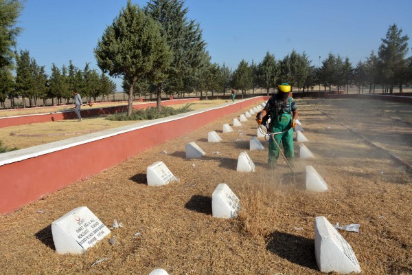 Mezarlıklarda bayram temizliği başlatıldı