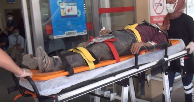 Şanlıurfa'da araç elektrik direğine çarparak durabildi
