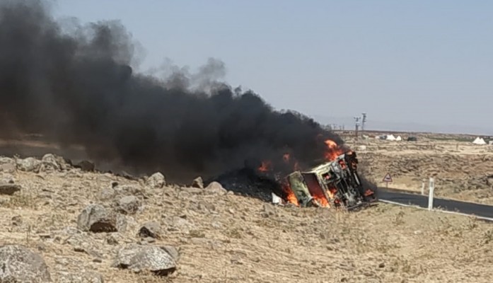 Şanlıurfa’da devrilen TIR alev aldı