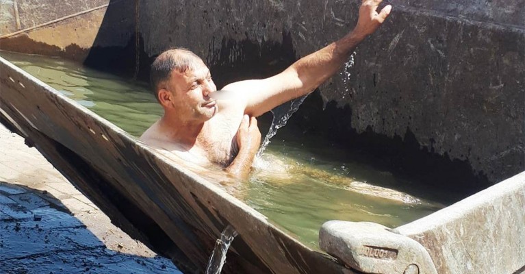 Sıcaklıktan bunalınca kepçeyi havuza çevirdi