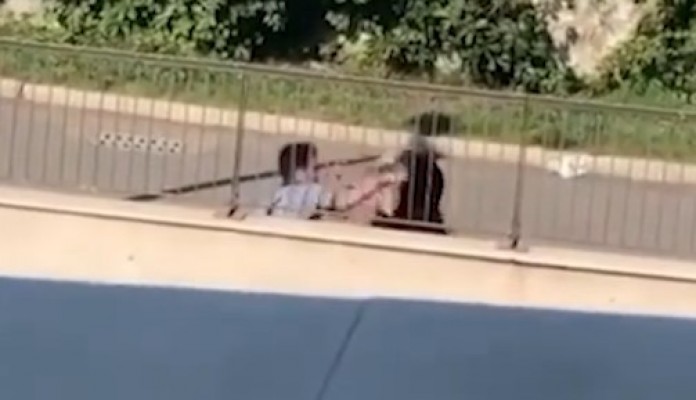 Sokak ortasında kadına şiddet