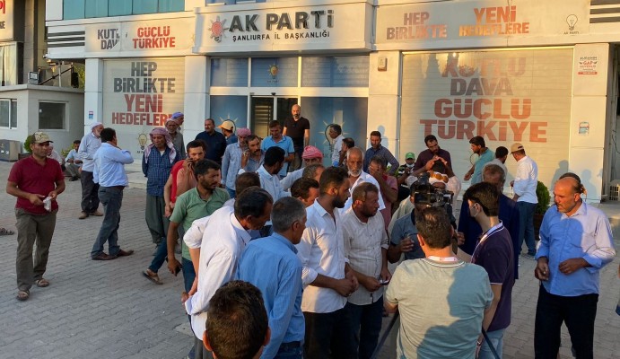 Suları kesilen çiftçiler, mağduriyetlerini duyurmaya çalıştılar