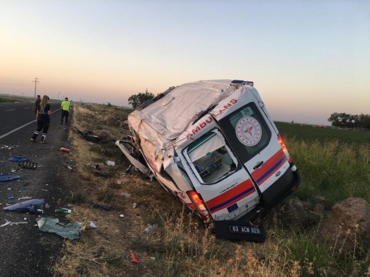 Ambulans kaza yaptı: Bebek öldü, 3 sağlıkçı yaralandı (EK)