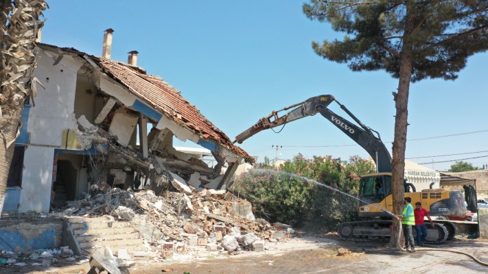 Görüntü kirliliğine neden olan bina yıkıldı