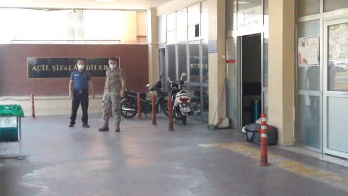 Hastane önüne bırakılan çantalar bomba paniğine neden oldu