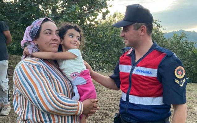 Kaybolan minik kızı jandarma buldu