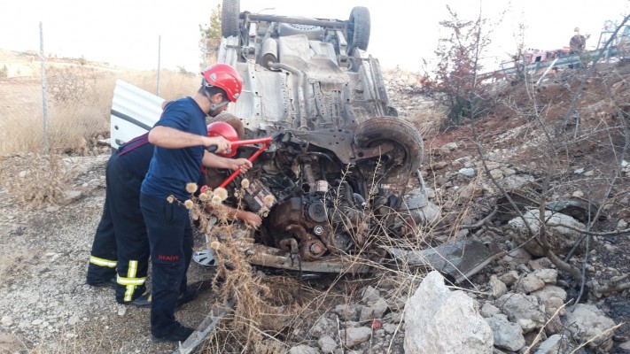 Şanlıurfa’da hafif ticari araç şarampole devrildi