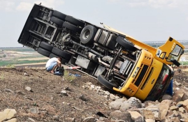 Şanlıurfa'da TIR devrildi: 3 yaralı