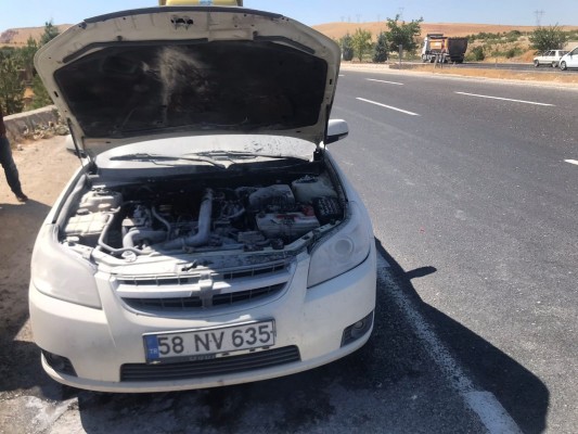 Seyir halindeki otomobil alev aldı