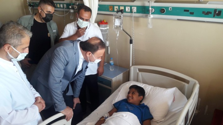 Vali Erin servis kazasında yaralanan çocukları ziyaret etti (EK)