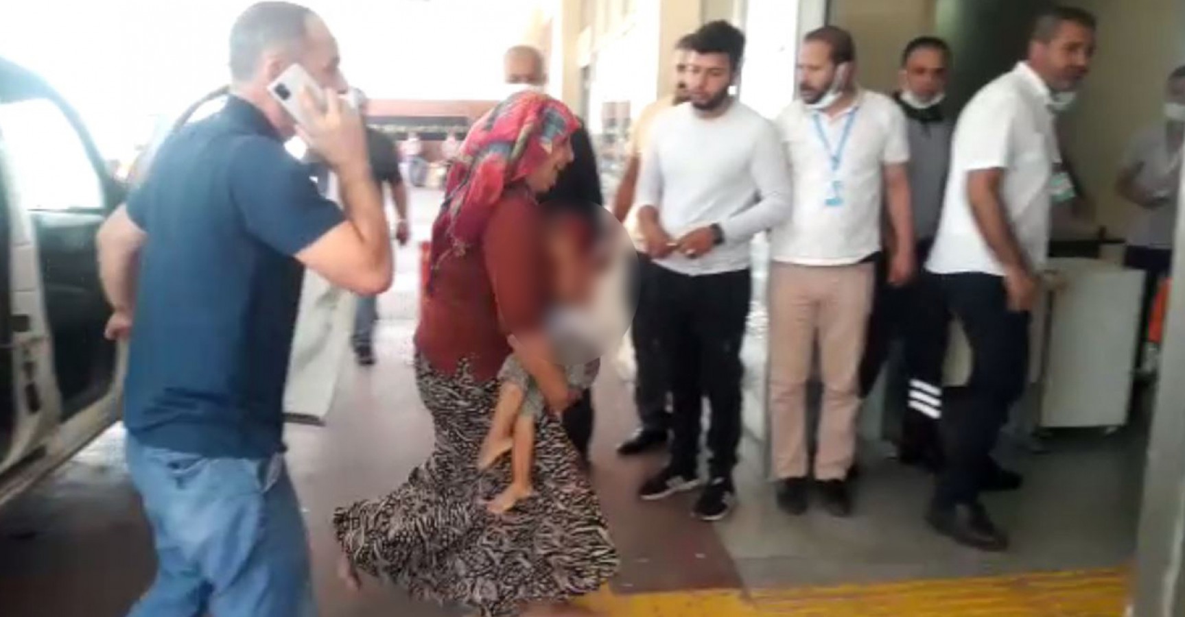 Ticari aracın altında kalan çocuk ağır yaralandı!