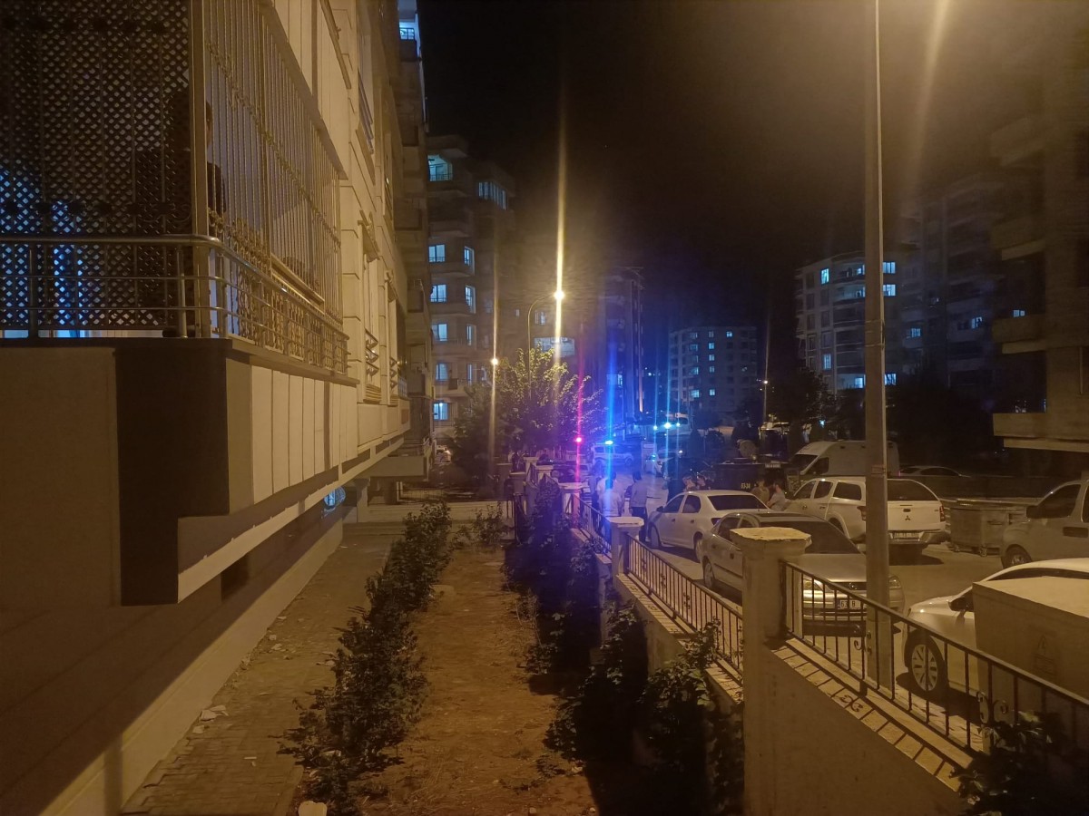 Urfa'da madde bağımlısı genç annesini rehin aldı!