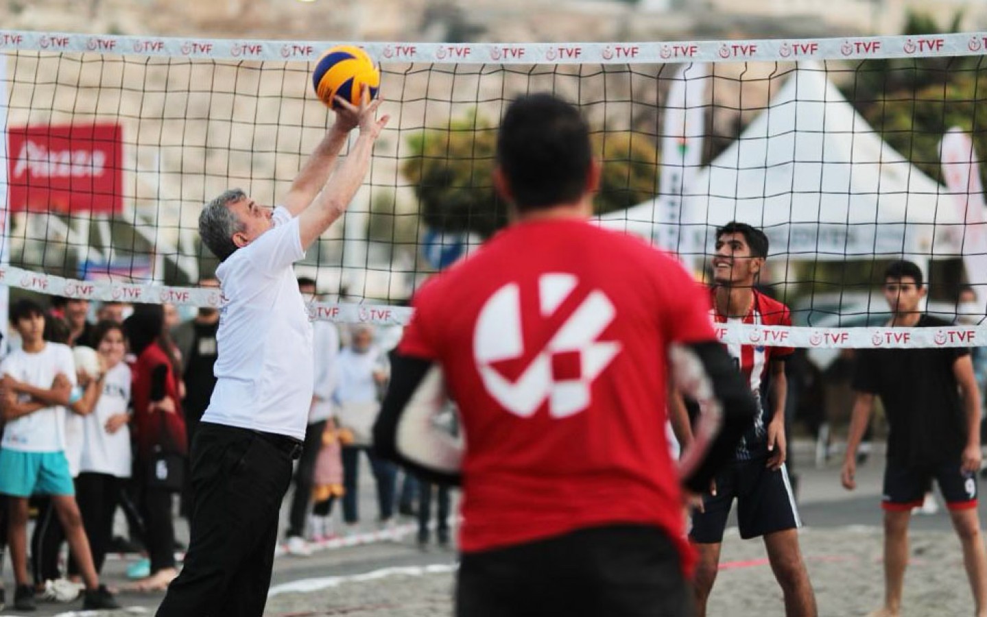 Beyazgül gençlerle plaj voleybolu oynadı