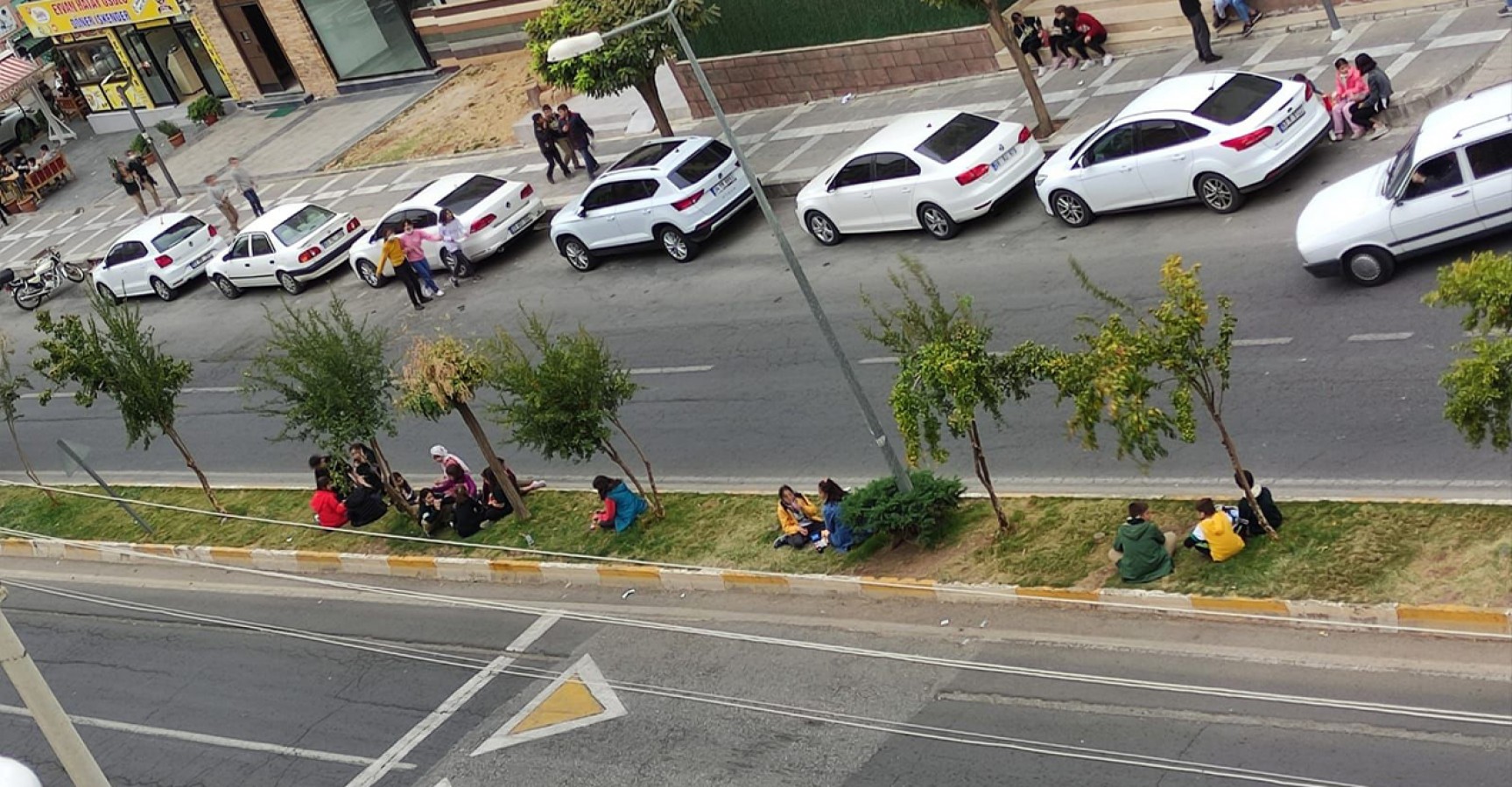 Öğrencilerin orta refüjde tehlikeli yemek arası