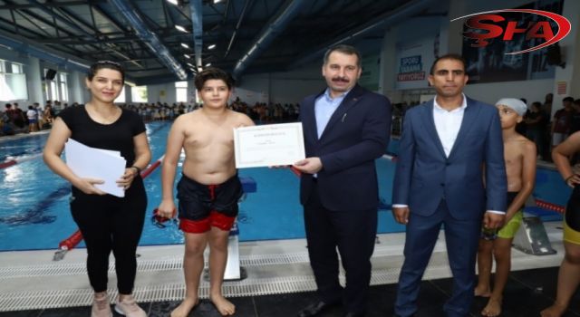 Karaköprü’de minik yüzücüler sertifikalarını aldı