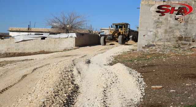 Karaköprü kırsalında yollar çamurdan kurtarılıyor