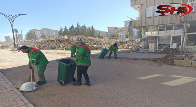 Karaköprü Belediyesi personeli Adıyaman sokaklarını temizliyor