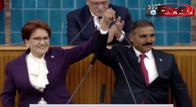 Akşener, Yetim'e rozeti taktı...