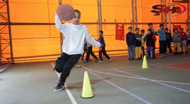 KARAKÖPRÜ'DE ÇOCUKLAR ÜCRETSİZ SPOR KURSLARIYLA HAYALLERİNE KOŞUYOR